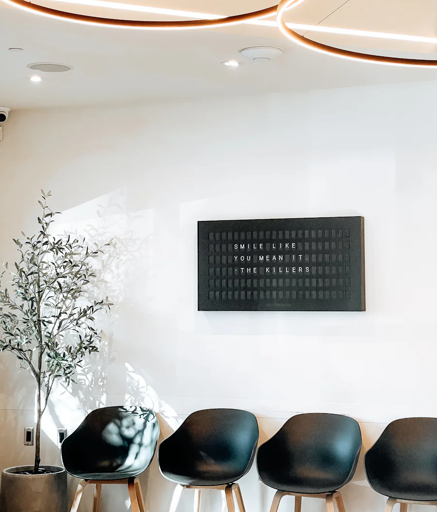 The waiting room: pale chairs, plants and soft daylight